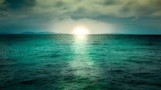 Estudo conduzido por pesquisadores japoneses sugere que primeiros organismos a fazer a fotossíntese no planeta deram uma cor esverdeada aos oceanos da Terra 100Y Design/Shutterstock