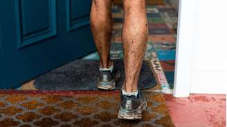 Quando você entra em casa calçado, não é só a sujeira visível que você traz com os sapatos