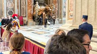 Papa Francisco faz aparição na Basílica de São Pedro