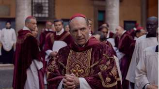 Ralph Fiennes em cena do filme 'Conclave'