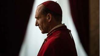 'Conclave', protagonizado por Ralph Fiennes, adapta livro homônimo de Robert Harris.