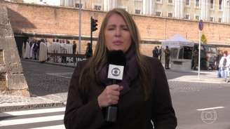 Ilze Scamparini com a Casa Santa Marta ao fundo: do terraço para as ruas de Roma