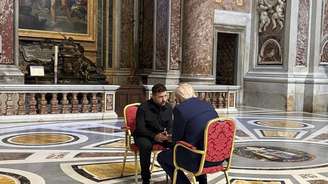 Nesta foto divulgada pelo Gabinete de Imprensa da Presidência da Ucrânia, o presidente da Ucrânia, Volodymyr Zelenskyy (à esquerda), e o presidente Donald Trump conversam enquanto participam do funeral do Papa.