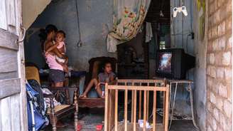 Falta de espaço e precariedade na construção de casas são realidade em Cuba, que vive colapso econômico