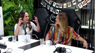 Atrizes Gabriela Duarte (à esq.) e Ingrid Guimarães (à dir.) participam de gravação do podcast 'PODamiga?'