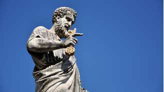 Pedro, o primeiro papa e um dos apóstolos, foi nomeado por Jesus: “Tu és Pedro, e sobre esta pedra edificarei a minha Igreja”. A princípio, ele se chamava “Simão”. 