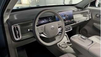 Leapmotor B10 tem painel sem botões, acabamento bem feito e multimídia poderoso