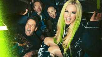 Avril Lavigne e Simple Plan se unem no lançamento da nostálgica 'Young & Dumb'