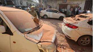 Veículos e casas danificados em Jammu, Caxemira administrada pela Índia, neste sábado