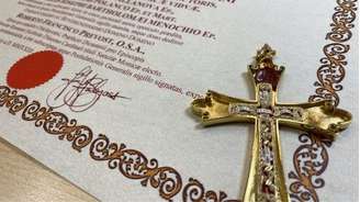 Crucifixo escolhido pelo novo papa simboliza devoção à missão espiritual
