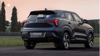 Lanternas de LEDs invadem a tampa do porta-malas, que tem 351 litros