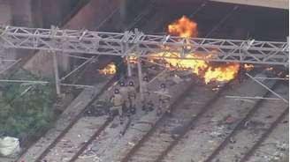 Moradores da Favela do Moinho, na região central de São Paulo, ateiam fogo nos trilhos da CPTM