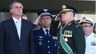 Jair Bolsonaro (PL) com os comandantes das Forças, general Freire Gomes, almirante Almir Garnier e brigadeiro Carlos Baptista Júnior, em comemorações do Dia do Soldado, no Quartel-General do Exército, em Brasília.