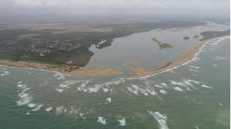 Vista aérea da Foz do Rio Doce, localizada em Regência, Espírito Santo; enxurrada de rejeitos de mineração, proveniente do rompimento da barragem de Fundão, desceu pelo rio até desaguar no Oceano Atlântico.