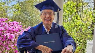 Joan Alexander recebeu o diploma aos 88 anos