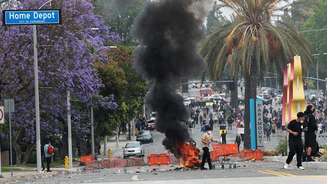 Tumultos começaram diante de loja onde, segundo rumor, haveria captura de funcionários imigrantes