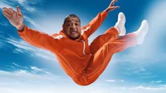 Vampeta caindo do céu: ex-jogador ironiza os próprios tropeços no futebol para anunciar remédio