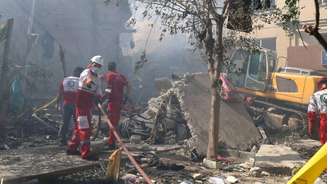 Equipes de emergência trabalham em área atingida por Israel em Teerã (Irã), durante a Operação Leão Crescente