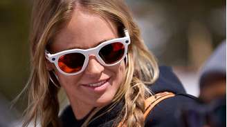 Meta anuncia novos óculos inteligentes em parceria com Oakley e Prada
