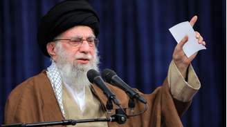 O líder supremo do Irã, o aiatolá Ali Khamenei, disse que uma intervenção militar dos EUA causaria 'danos irreparáveis'