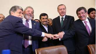 Amorim, Lula, Ahmadinejad e Erdogan, ao assinarem o acordo em Teerã. 'Nós simplesmente confiamos nas palavras escritas do presidente dos EUA', disse Amorim