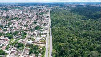 Vista geral da cidade de Manaus, com avenida separando floresta e ocupação urbana.
