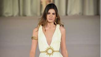 Camila Queiroz durante desfile da Charth