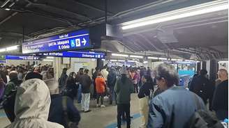Estação Saúde, da Linha 1-Azul, está lotada na manhã desta sexta-feira, 11, por conta de lentidão na linha.
