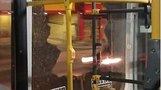 Vândalos usam pedra para quebrar janelas de ônibus.