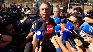 O ex-presidente Jair Bolsonaro em entrevista coletiva logo após ter colocado a tornozeleira eletrônica a mando do ministro do STF Alexandre de Moraes