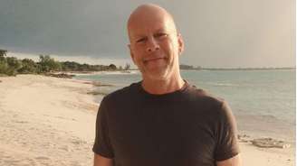 Bruce Willis em foto compartilhada por uma das filhas, Rumer Willis. Ator fez aparição pública rara na Califórnia.