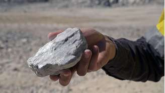 Pessoa segurando pedra rica em lítio 