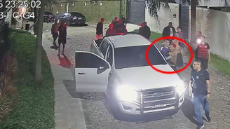 Novas imagens mostram Oruam batendo em viatura da Polícia Civil