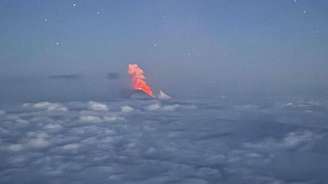 Imagem da erupção do vulcão Klyuchevskoy, divulgada nesta quarta-feira, 30