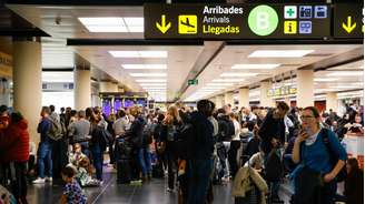 Pais ‘abandonam’ filho de 10 anos em aeroporto após descobrirem que passaporte do menino era inválido