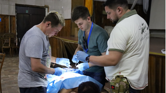 A equipe médica de Baksheiev usa espaços alternativos e improvisados para realizar os atendimentos