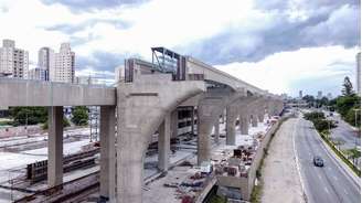 Obras do monotrilho da Linha 17-Ouro, na altura do Viaduto Jerônimo Gomes Alves, na zona sul da capital: operação a partir de março de 2026.