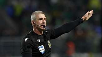 Daronco expulsou auxiliares de Abel Ferreira após reclamações sobre irregularidade no primeiro gol corintiano.