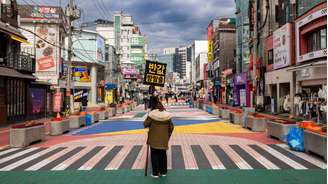 A placa diz 'sala de escape, metade do preço' numa popular rua de pedestres em Seul. A cidade tem a missão de evitar a crescente solidão entre seus habitantes
