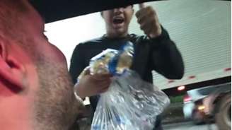 O influenciador comprou dois pacotes de biscoitos antes de ter o celular tomado 