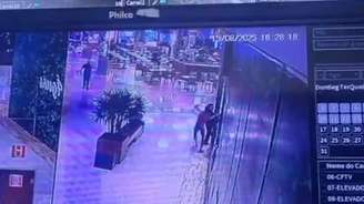 Câmeras de segurança do shopping registraram o momento em que o homem agride a mulher