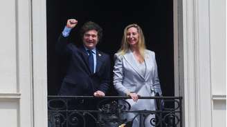 Karina Milei, em foto ao lado do irmão Javier Milei, é vista como figura poderosa dentro do governo