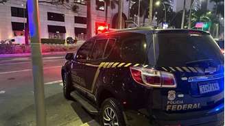 Viatura da Polícia Federal na avenida Brigadeiro Faria Lima, em São Paulo, em operação contra o PCC.