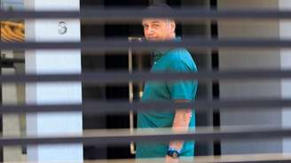O ex-presidente Jair Bolsonaro na porta da casa dele, em Brasília