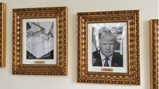 O quadro do ex-presidente democrata, Joe Biden, foi subsituído pelo de uma máquina de assinar 