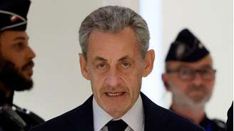 Nicolas Sarkozy chega para o veredito em seu julgamento no tribunal de Paris, em 25 de setembro de 2025.