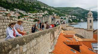 Uma das medidas da prefeitura de Dubrovnik foi limitar a quantidade de pessoas simultaneamente dentro das muralhas da cidade