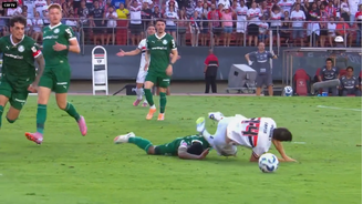 Alan derrubou Gonzalo Tapia com um carrinho dentro da área. Os jogadores da casa pediram pênalti, mas nada foi marcado