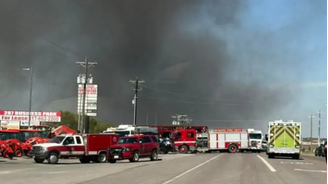 Duas pessoas morrem após avião de pequeno porte cair e colidir com caminhões nos EUA