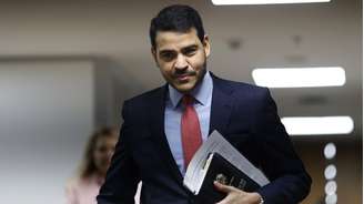 O advogado-geral da União, Jorge Messias, durante pronunciamento à imprensa na sede da AGU em Brasília (DF)